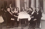 Tavolo di ospiti sul "Rex", anni '30: Francesco di Maio è in piedi a sinistra
